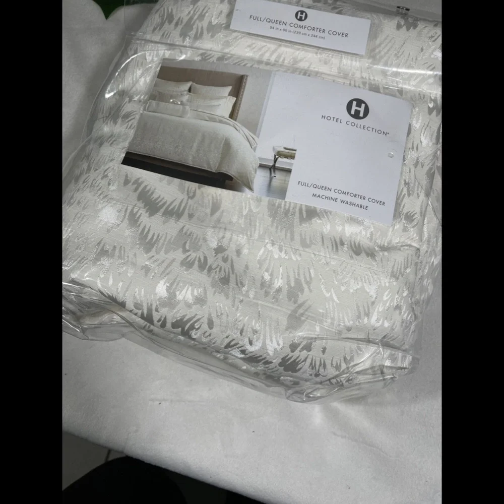 NIB Hotel Collection Plume Full/Queen Duvet‎ Cover